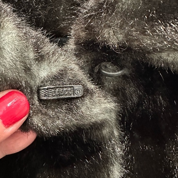 La Maison de la Fausse Fourrure x Sak Fifth Avenue Vintage Faux Fur Cape - Picture 4 of 11